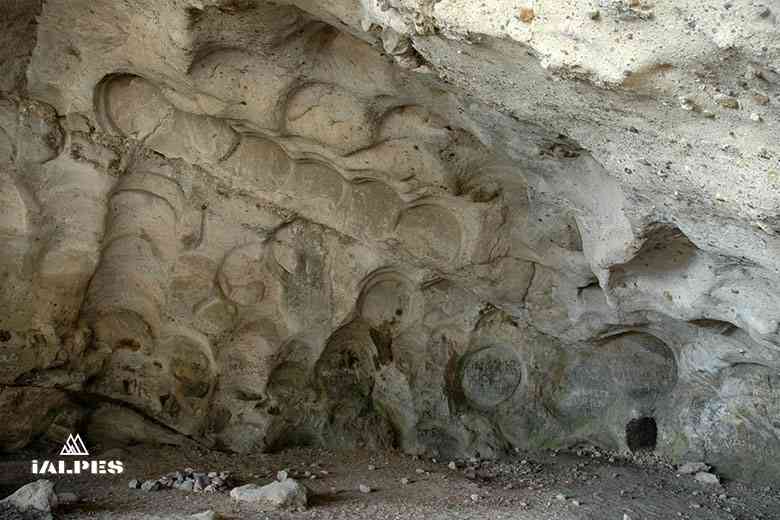 Découverte des paysages rocheux et de la géologie dans les Alpes
