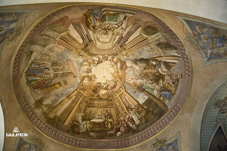 Intérieur d'une église baroque savoyarde illuminée lors des Escapades Baroques de la FACIM