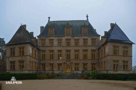 Façade en pierres dorées du Château de Fléchères à Fareins dans l'Ain