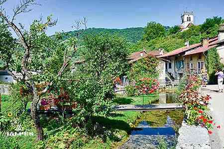 Village fleuri de Cerdon dans le Bugey