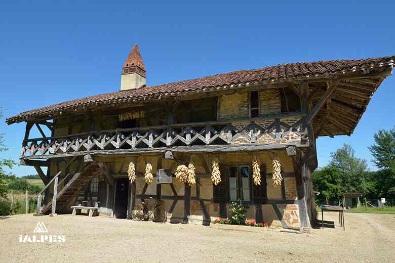 La Ferme-Musée de la Forêt et sa cheminée sarrasine à Courtes