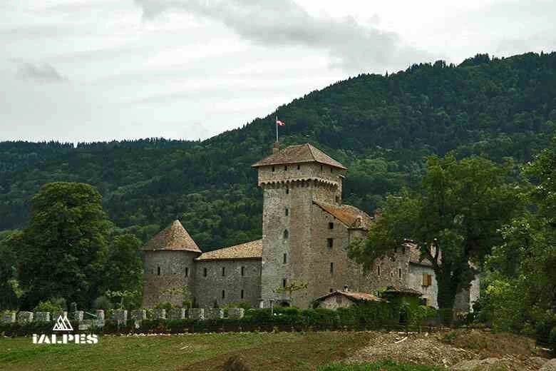 Le Château Saint-Michel d'Avully et ses douves en eau à Brenthonne