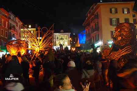 Événement culturel et feu d'artifice au-dessus d'un lac de Haute-Savoie