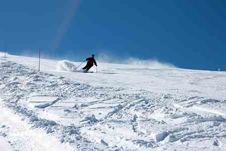 Skieur sur une piste enneigée en Haute-Savoie