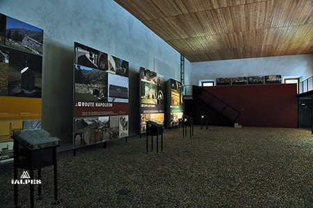 Valais, exposition sur la route du col du Simplon