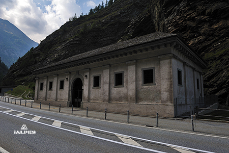 Valais, ancienne caserne dans les gorges de Gondo