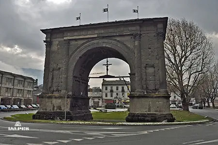 Arc d'Auguste à Aoste, monument romain historique en Italie