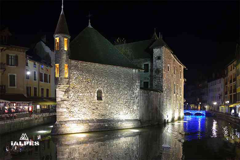 Châteaux illuminés à la bougie lors de la Nuit des Châteaux dans les Alpes
