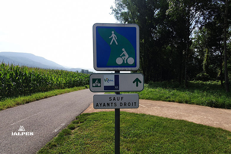 Cyclistes et randonneurs sur une voie verte le long d'un lac alpin lors des Journées des Voies Vertes
