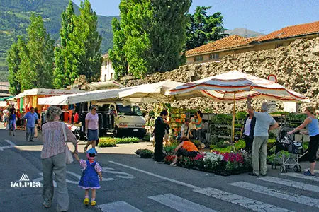 Vallée d'Aoste, jour de marché hebdomadaire à Aoste