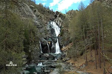 Vallée d'Aoste, Cogne la cascade de Lillaz dans le parc du Grand Paradis