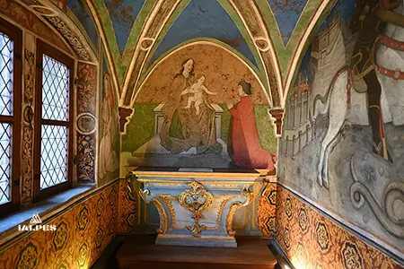 Georges de Challant devant la Vierge à l'Enfant sur son trône