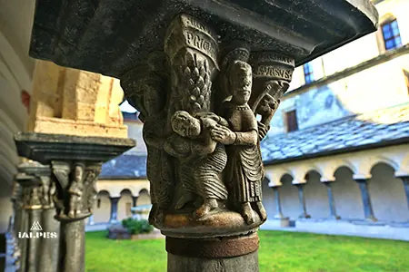 Aoste, chapiteau 35 de gauche à droite: Arnulphe, saint Augustin, saint Ours