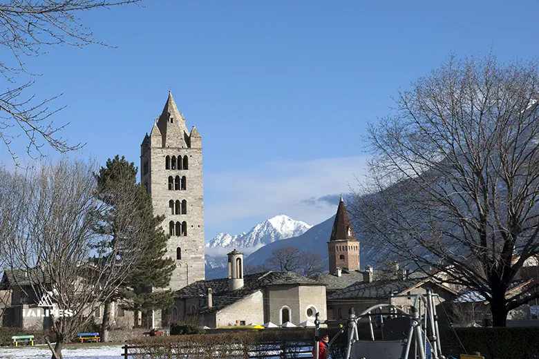 Clocher de l'église de la collégiale saints Pierre et Ours