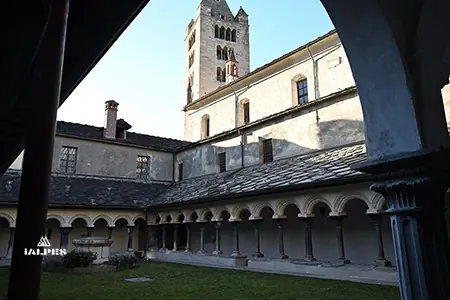 Aoste, vue du cloître de la collégiale Saint Ours