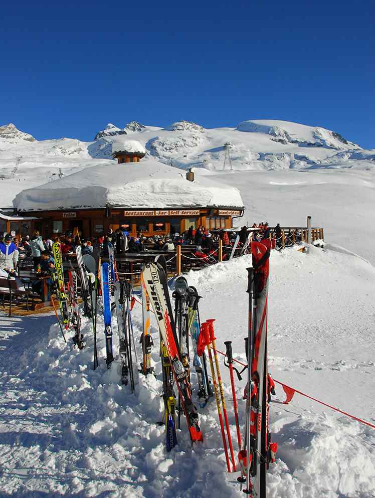 Vallée d'Aoste, piste de ski au pied du Cervin.