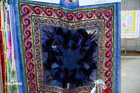 Musée des Soieries Bonnet, foulard intitulé « Chevaux et Grecs », s'inspire d'une robe de la créatrice Madeleine Vionnet