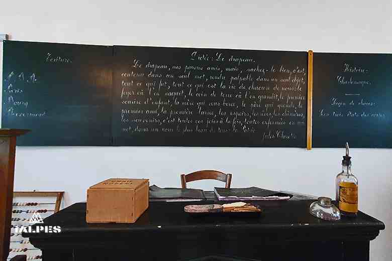Bureau de l'instituteur au Musée du Revermont