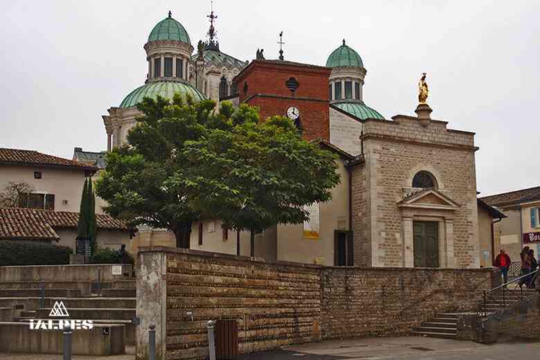 Ars-sur-Formans, la basilique du sanctuaire du Curé d'Ars dans l'Ain