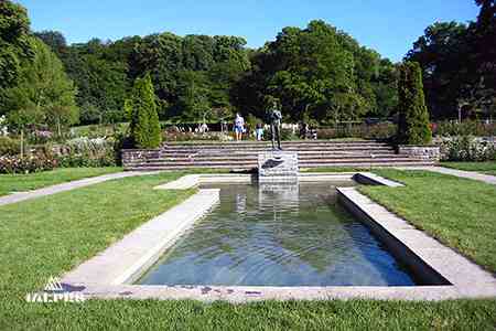 Genève, Parc La Grange fontaine de la roseraie.