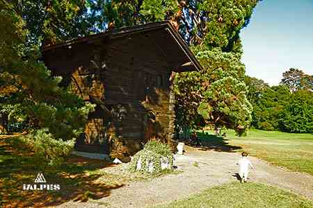 Genève, parc des Eaux-Vives, vieux chalet.