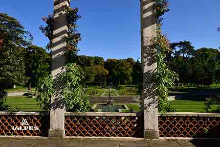 Genève, roseraie du parc des Eaux-Vives.