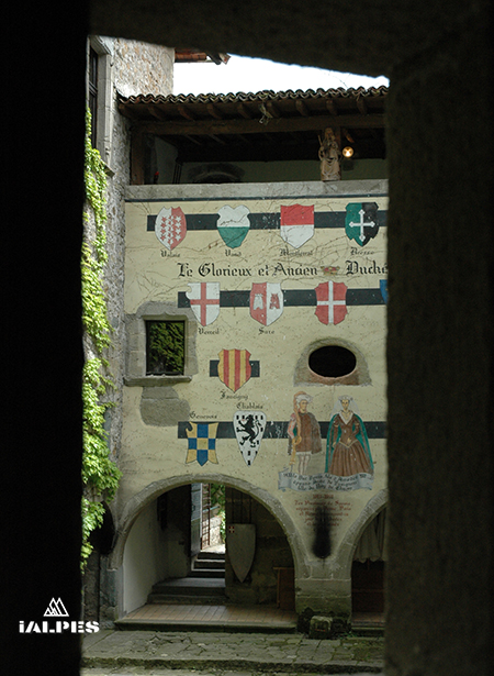 Château d'Avully, cours d'honneur