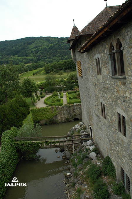 Château d'Avully, douve et jardin