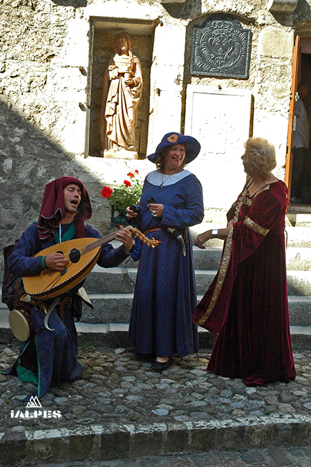 Animations médiévales au Château de Montrottier, troubadours et gentes dames