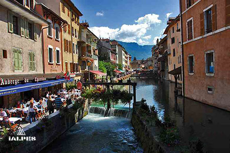 Le canal du Thiou et son écluse fleurie depuis le pont de la République à Annecy