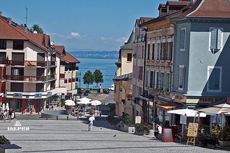 Le canal du Thiou et son écluse fleurie depuis le pont de la République à Annecy, avec la terrasse du Lyonnais à gauche