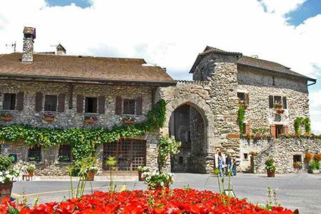 La Porte de Rovorée dans le village médiéval d'Yvoire