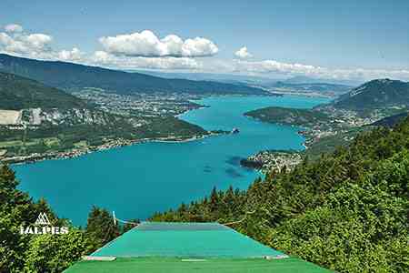 Décollage de parapentes face au lac d'Annecy depuis le col de la Forclaz