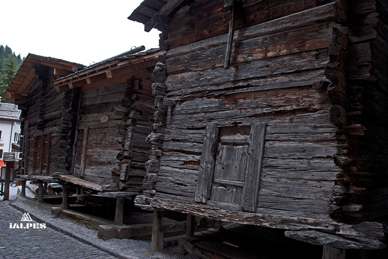 Raccard en bois du Val d'Hérens