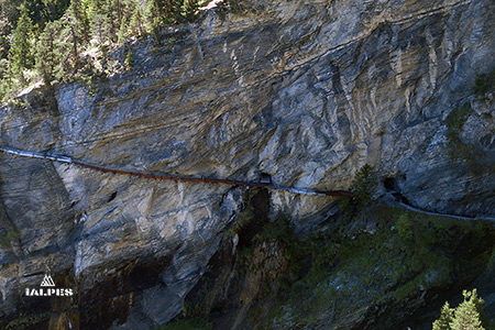 Valais, bisse du Rô dans la paroie