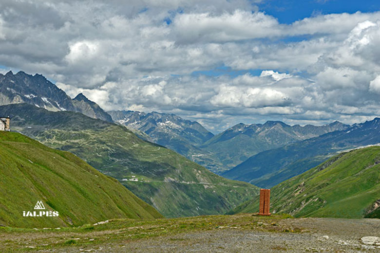 Valais, Vue panoramique sur le mont Finsteraarhorn et le parking du col de la Furka dans les Alpes suisses, en Suisse.