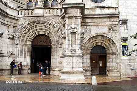 Bourg-en-Bresse, parvis de Notre-Dame