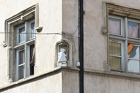 Isère, laCote saint André-statuete pélerin Compostelle