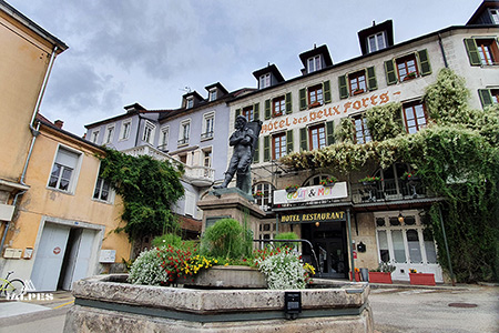 Salins: statue du Vendangeur