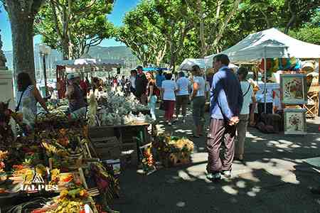 Marché artisanal port d'Aix-les-Bains