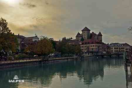 Annecy, le canal du Thiou et le château