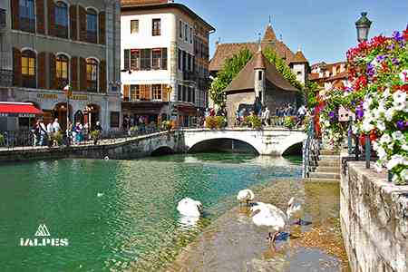 Canal et palais de l'Ile à Annecy, Haute-Savoie