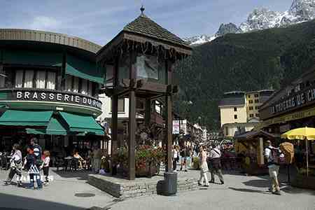 Place de l'horloge à Chamonix, Haute-Savoie