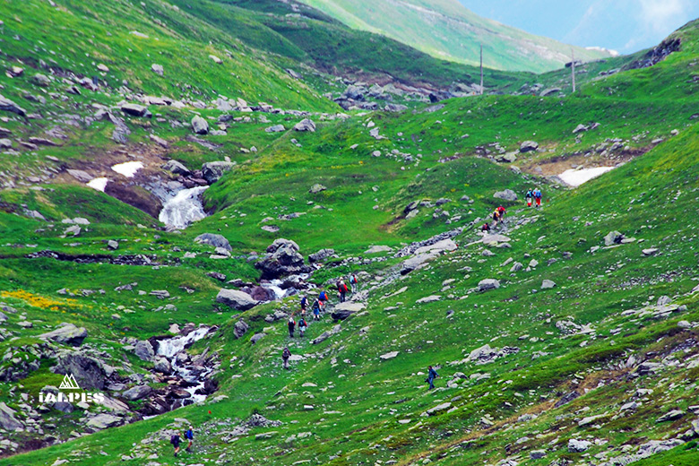 Savoie: pélerins au col du Petit Saint-Bernard