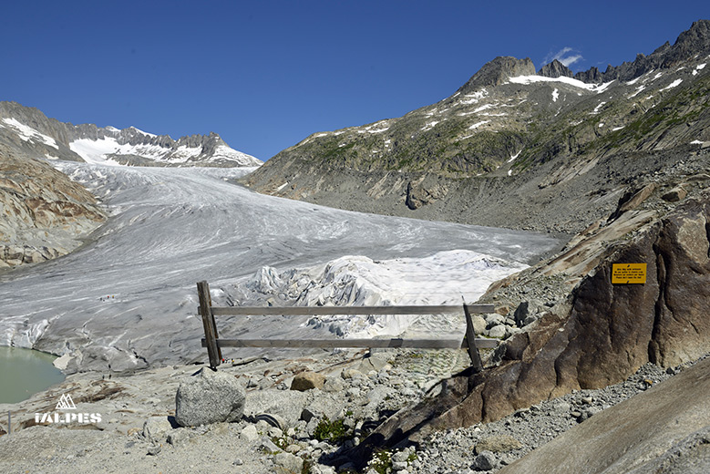 Vue panoramique sur le Glacier du Rhône et la grotte de glace depuis la route de la Furka.