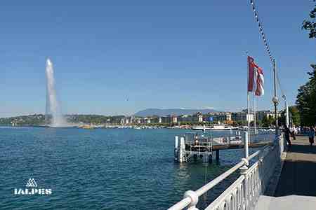 Genève la rade et le jet d'eau depuis l'embarcadère des croisières sur le lac Léman