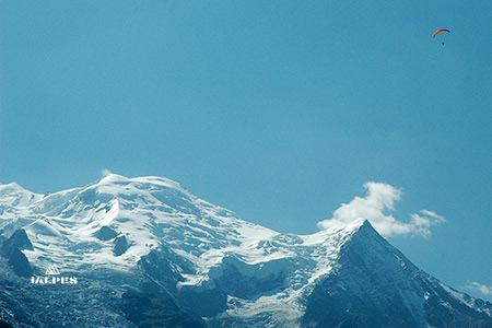 Parapente face au Mont-Blanc
