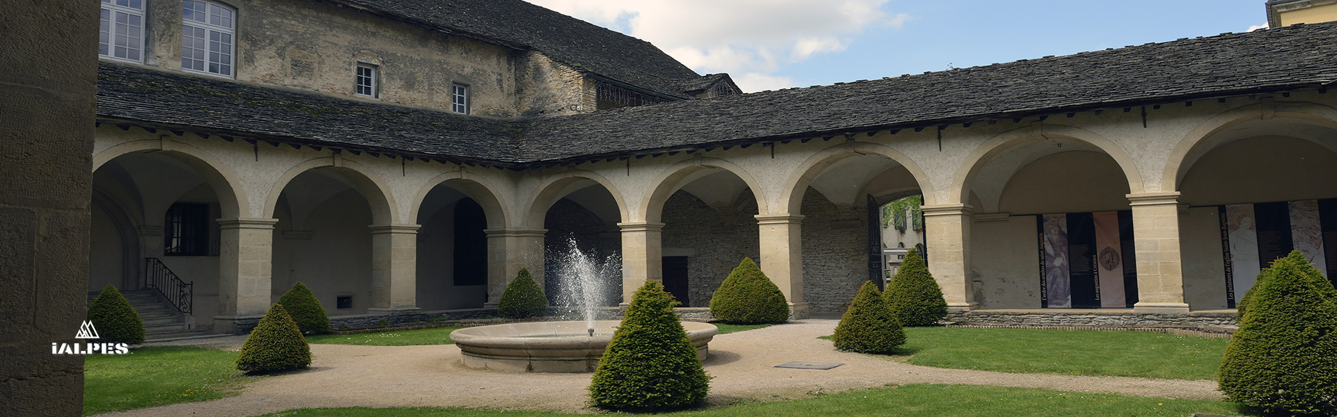Crémieu, le cloître