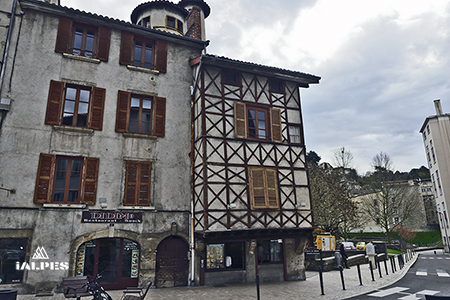 Maison médiévale bordand le jardin des Cybeles à Vienne en Isère